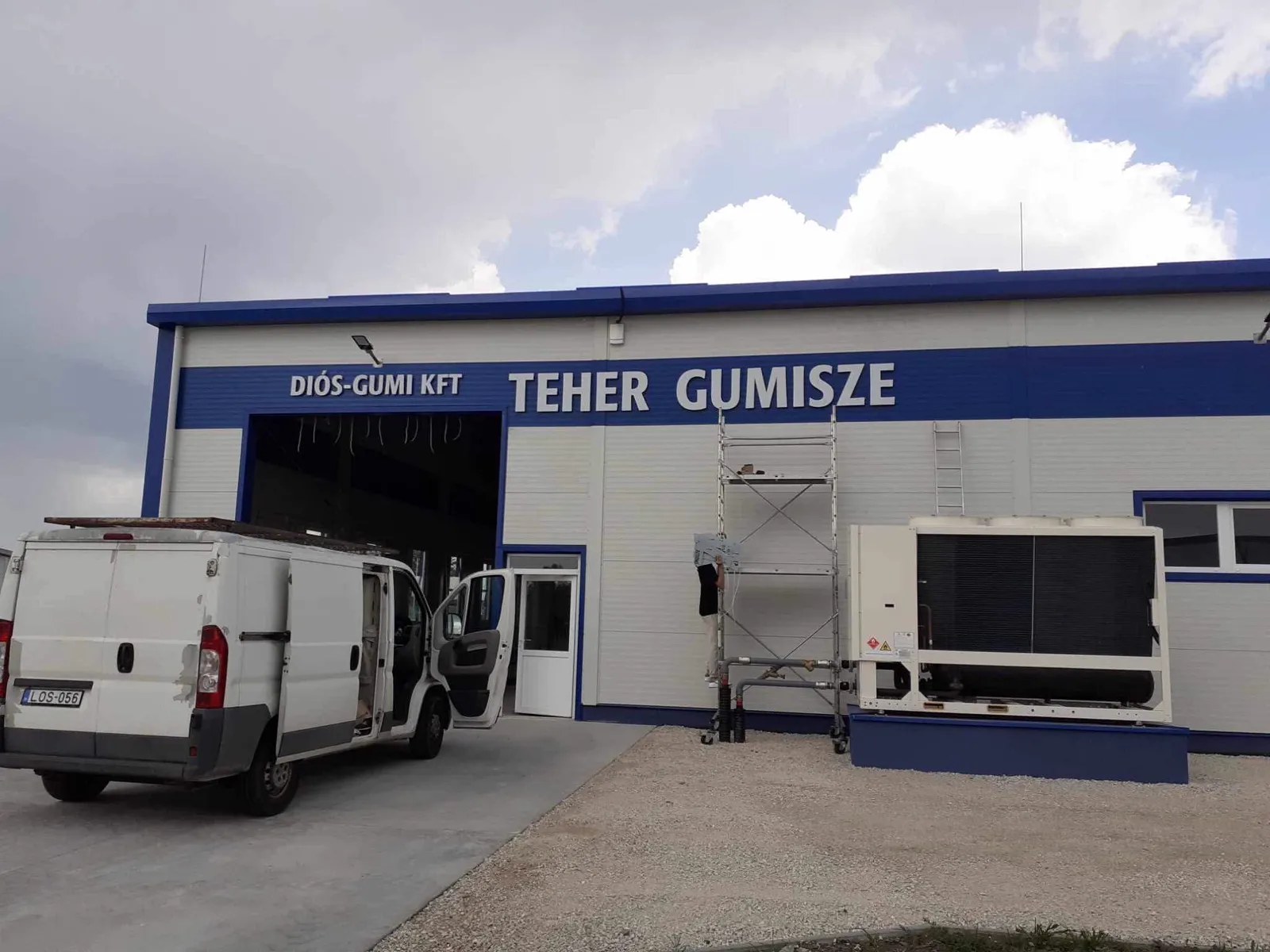 Diós-Gumi Kft. teher gumiszerviz homlokzati felirata