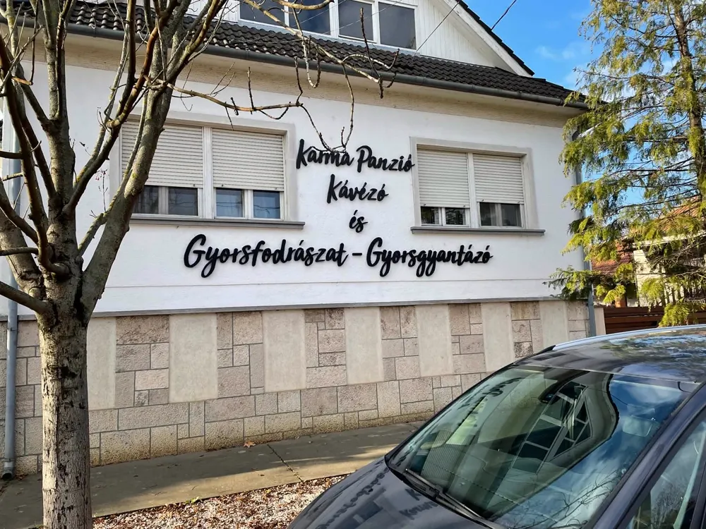 Világító reklámok és térbetűk, 1. munka
