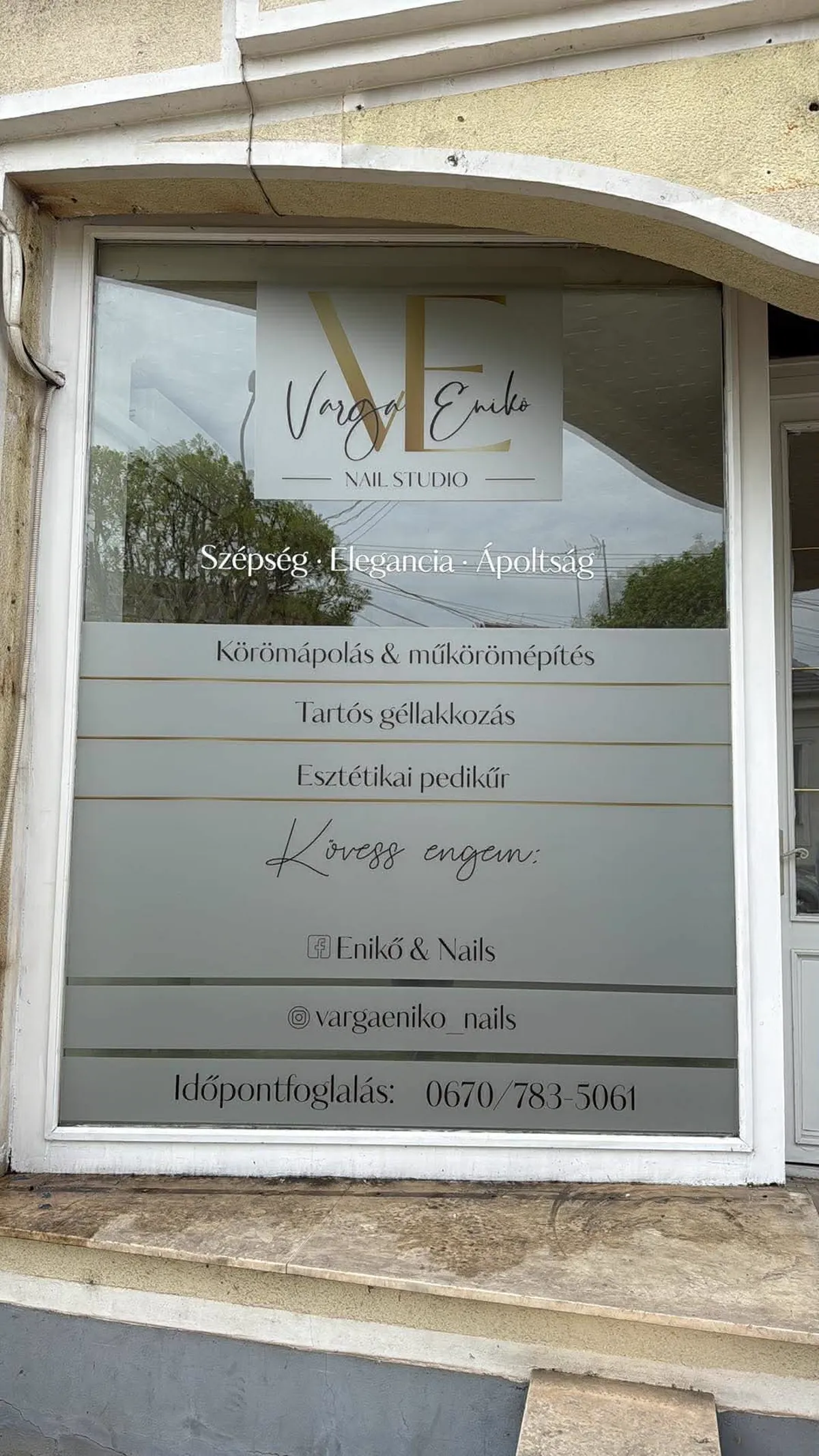 Üzlet kirakatfóliázása egyedi grafikával és szolgáltatáslistával