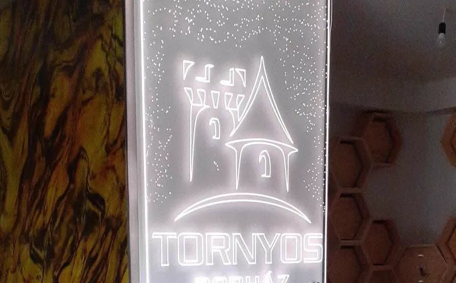 Prémium enteriőrbe tervezett, egyedi világító márkamegjelenés