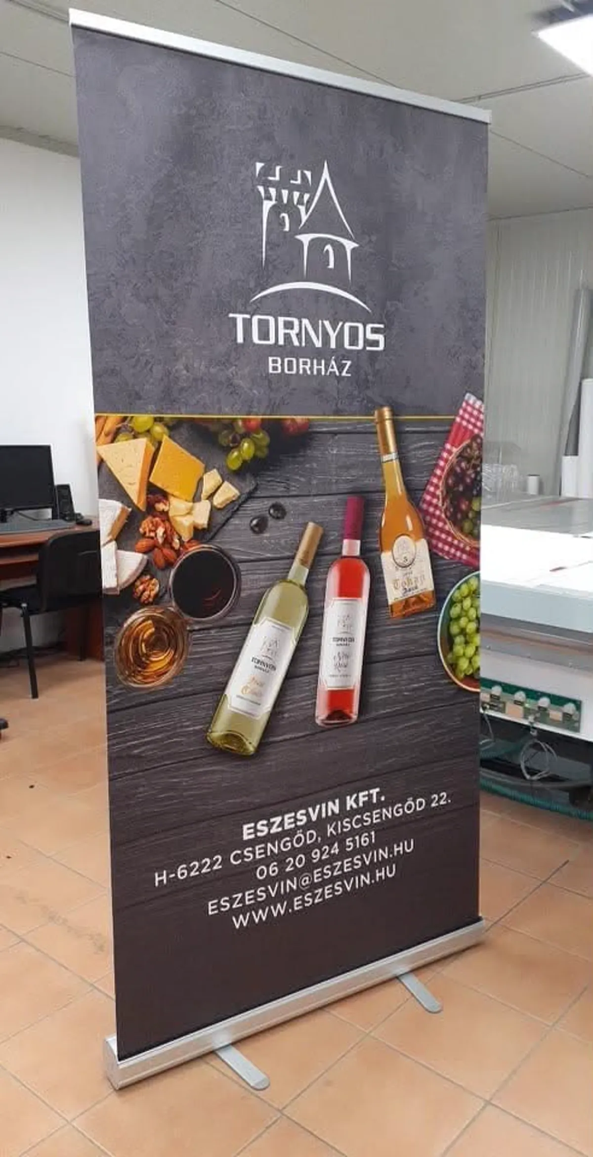 Egyedi grafikás roll-up reklámbanner